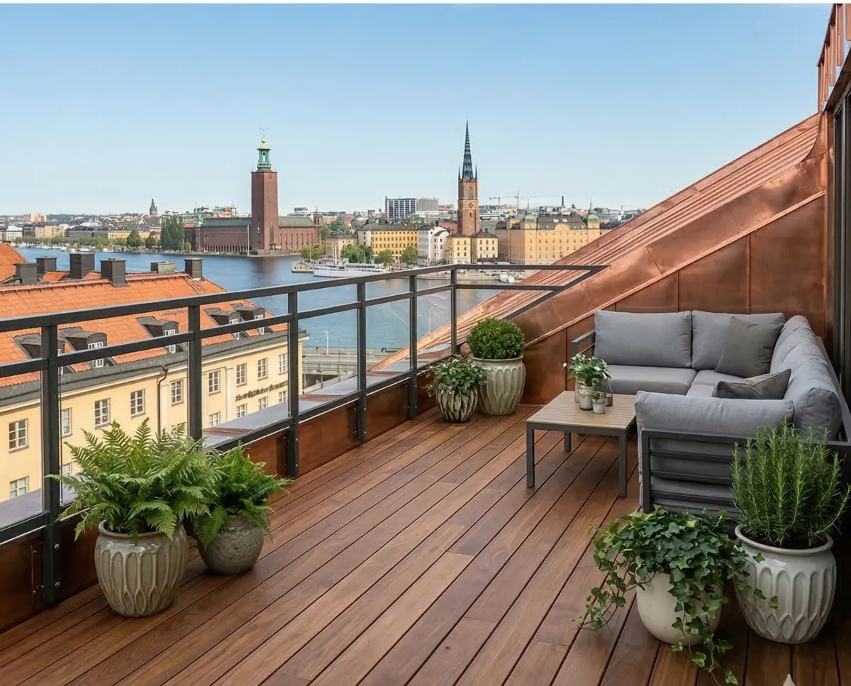 Samma takterrass efter renovering, med nytt trädäck och utsikt över Stockholm